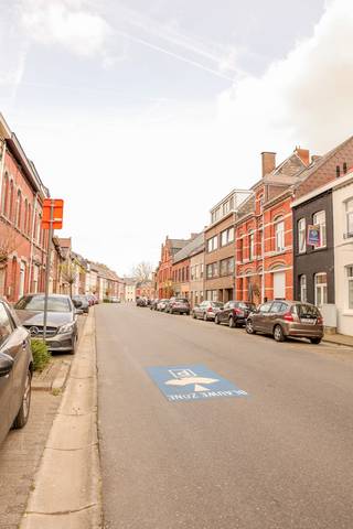 OPTIMAAL VERZORGDE GEZINSWONING MET 4 SLAAPKAMERS EN EPC-ENERGIENIVEAU B. Net buiten het handelscentrum en met een goeie ontsluiting naar Gent en Edingen vind je in de rustige Gentsestraat deze robuuste familiewoning. Zonder tuin maar wel met een mogelijkheid tot buitenruimte op de eerste verdieping. Gelijkvloers met meteen links een ruimte geschikt voor bureel of extra slaapkamer, dan de leefruimte met geïntegreerde keuken en in de achterbouw een hygiënische en lichtrijke (koepels) badkamer met douche, badkamermeubel. Centrale verwarming met BUDERUS gaswandketel van topkwaliteit. Eerste verdieping met 2 slaapkamers waarvan 1 met toegang tot het plat dak. Tweede verdieping met zelfde indeling. De achterste ruimte kan een volwaardige slaapkamer worden door het plaatsen van een velux of kan als dressing ingericht worden en dienen als traphal naar de 4de bouwlaag die een in te richten zolder is. Heel wat mogelijkheden ! EPC laag met B-level(179), elektriciteit conform en asbestveilig. Bel voor een afspraak naar het CasaVista Team op 054412500 en krijg een begeleid bezoek met vastgoedmakelaar Cedric 