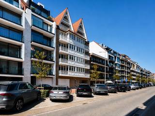 Gelegen in een verzorgde residentie in Normandische stijl, biedt dit (woon)appartement een aangename combinatie van ruimte, licht en comfort.<br /><br />De brede leefruimte geniet dankzij de grote raampartijen van een uitstekende lichtinval en geeft uit op het zonnige terras aan de voorzijde. De volledig ingerichte open keuken sluit naadloos aan op de leefruimte.<br /><br />Het appartement beschikt over twee ruime slaapkamers met ingemaakte kasten en elk een eigen badkamer. Beide slaapkamers geven toegang tot het ruime, zuidwest georiënteerde terras achteraan.<br /><br />Verder zijn er een praktische berging met aansluiting voor wasmachine, een privatieve kelderberging en een gemeenschappelijke fietsenberging.<br /><br />Mogelijkheid tot aankoop van een vlot toegankelijke en afgesloten garagebox in de residentie.<br />Stedenbouwkundig uittreksel en maatregelenregister in aanvraag.<br /><br />Aarzel niet om ons te contacteren voor meer info: tel.: 050 62 44 14 of via knokke@immax.be