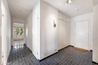 <strong><span>In hartje Leuven vindt u dit ruime appartement met drie volwaardige slaapkamers, een aangenaam terras en een gunstig EPC-label B. Dankzij de praktische indeling en de royale ruimtes biedt deze eigendom de ideale opportuniteit voor wie een appartement volledig naar eigen smaak wil inrichten, zonder renovatieverplichting. </span></strong>Het appartement beschikt over een lichtrijke leefruimte, een aparte keuken, drie volwaardige slaapkamers, een badkamer en een gastentoilet. De functionele indeling biedt tal van mogelijkheden om het appartement af te werken volgens uw eigen woonwensen. De ligging is een absolute troef. Winkels, scholen, openbaar vervoer, het station van Leuven en belangrijke invalswegen bevinden zich op korte afstand, waardoor u geniet van een uitstekende bereikbaarheid en alle voorzieningen binnen handbereik. De elektriciteit wordt individueel afgerekend. De kosten voor gas en water worden beheerd via de syndicus en afgerekend op basis van een maandelijkse provisie. <strong><span>Dankzij de combinatie van ruimte, een centrale ligging en een gunstig EPC-label B vormt dit appartement een uitstekende keuze voor zowel eigen bewoning als investering. </span></strong>Contacteer ons voor meer informatie of een bezoek via <strong><span>info@homies.be</span></strong> of <strong><span>016 22 82 22</span></strong><strong>.</strong>