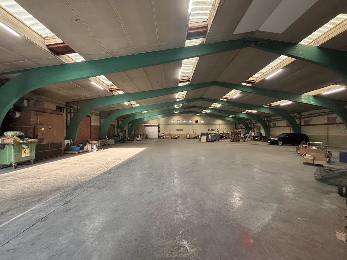 Warehouse of approximately 900m² for rent in Deerlijk. - photo 2
