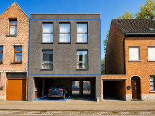 <p><strong>BEZOEKMOMENT VOLZET Duplexapp. met 2 SLPK, ruim terras met fietsenberging en autostaanplaats te Mechelen.<br /><br /></strong>Het betreft een recent, ruim, duplex appartement van ca. 135m² met ruim terras.<strong><br /><br />Het appartement omvattende:<br />Op het gelijkvloers:<br /></strong>- Een inkom met traphal naar 1ste verdieping<br />- Een overdekte autostaanplaats aan voorkant gebouw<br />- Een ruime, individuele fietsenberging (achteraan gelegen en makkelijk bereikbaar) <br /><br /><strong>1ste verdieping:</strong><br />- Een hoofdslaapkamer en een 2de slaapkamer <br />- Een nachthal<br />- Een apart toilet<br />- Een badkamer met dubbel lavabomeubel en douche<br /><br /><strong>2de verdieping:<br /></strong>- Een hal met aparte toilet<br />- Een zeer ruime, lichtvolle, leefruimte met open keuken voorzien van alle apparatuur en aansluitend een berging met aansluiting voor wasapparatuur.<br />- Een ruim zuid-gericht terras (rustig gelegen, aansluitend aan de keuken)<br /><br /><strong>Algemeen:</strong><br />- BJ 2018 (einde werken)<br />- Huurprijs/maand: 1.150€ (inclusief gemeenschappelijke kosten)<br />- EPC: 101,95kWh/m² - E-Peil: E52<br />- Verwarming op gas d.m.v. vloerverwarming<br />- Videofonie aanwezig<br />- Een autostaanplaats (overdekt) inbegrepen<br />- fietsenberging achteraan gelegen<br />- Beschikbaarheid: 1 juli 2026 <br /><br />Gelegen op A-locatie, nabij centrum Mechelen, nabij alle invalswegen, winkels, openbaar vervoer, treinstation, park, markt, scholen,...</p>