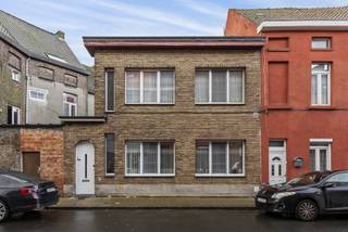 Vous recherchez une première maison à moderniser selon vos goûts ou un investissement intéressant ? Cette maison située à la Nieuwevaart à Gand mérite assurément votre attention.<br /><br />Nichée dans un quartier animé à proximité du centre-ville, cette maison allie le dynamisme de la vie urbaine à un environnement calme. Elle dispose de deux chambres spacieuses et de fenêtres récemment remplacées. De plus, elle offre des possibilités d’extension, permettant ainsi d’optimiser l’espace et le confort de vie.<br /><br />La Lorkenstraat est un quartier prisé, avec de nombreux commerces, cafés et restaurants conviviaux, ainsi que des espaces verts et des infrastructures sportives. Grâce à son excellente accessibilité en transports en commun et à vélo, vous rejoignez le centre-ville en quelques minutes.<br /><br />Voyez-vous tout le potentiel de cette maison ? Planifiez dès aujourd’hui une visite et découvrez-le par vous-même ! Contactez Stijn au 0493 02 99 68 ou via stijn@altro-vastgoed.be