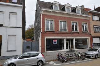 Te Huur – Polyvalent handelshuis (± 620 m² gelijkvloers) – Kortrijk, Veldstraat 158Ontdek dit uitzonderlijk ruim en veelzijdig handelshuis met een...
