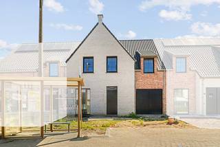 Deze landelijke woning (lot 2) is gelegen in het residentieel nieuwbouwproject in Zwevezele, in een rustige woonbuurt en doodlopende straat. Op het gelijkvloers kan u genieten van rust en ruimte in de lichtrijke leefruimte met zitkamer, eetplaats en open keuken. Vanuit de ruimte heb je zicht op de tuin en terras. De woning omvat onder andere 4 slaapkamers, een badkamer met bad, inloopdouche en dubbele wastafel, 2 toiletten. Het eerste verdiep is voorzien van laminaat en een vaste trap naar de zolderruimte die volledig gepleisterd is, met de mogelijkheid voor het inrichten van een extra slaapkamer, hobbykamer of bureau. Wij werken het interieur van deze duurzame woning verder af volgens jouw wensen. Verwarmen en koelen gebeurt met een geothermische warmtepomp in combinatie met vloerverwarming. Deze nieuwbouwwoning met inpandige garage komt in aanmerking om aangekocht te worden aan <strong>het verlaagde btw-tarief van 6%!</strong><br /><br />Met het Kasteelpark, de Munkebossen en natuurdomein Zorgvliet in de nabijheid, is Zwevezele sowieso een ideaal rustpunt om thuis te komen. Terwijl met Tielt, Roeselare en Torhout ook alle mogelijke stadsfaciliteiten op nog geen boogscheut liggen.<br /><br />Deze all-inprijs excl. kosten omvat een volledig afgewerkte, instapklare woning met álle voorzieningen en omgevingswerken inbegrepen. De totale kostprijs inclusief wettelijke kosten waaronder registratierechten, btw, notariskosten en aansluitingskosten kan je eenvoudig bekijken op onze <u><strong>website</strong></u>: <strong><u>www.dumobil.be/nl/woonprojecten/projecten/zwevezele-reynaert</u>. </strong>En/of contacteer onze bouwadviseur Sam Borrey voor meer info of een bezoek ter plaatse: 0483/21.01.33 | sam@dumobil.be