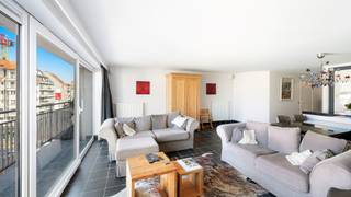 Aan de zonnige kant van de Lippenslaan, op wandelafstand van zee en strand, bieden wij dit energiezuinig, breed appartement met terrassen voor- en achteraan op de vierde verdieping te koop aan. Het appartement werd afgewerkt met zeer kwalitatieve en duurzame materialen en bevindt zich in een stijlvolle residentie. Gelegen in het bruisende hart van Knokke, geniet u van alle wooncomfort met tal van winkels, restaurants en voorzieningen binnen handbereik.<br /><br />Indeling:<br />Inkomhal met gastentoilet, ruime, lichtrijke leefruimte met toegang tot zonneterras, volledig uitgeruste, kwalitatieve keuken, praktische berging/wasplaats, twee volwaardige slaapkamers, twee badkamers, tweede terras achteraan. <br /><br />Kelderberging en fietsenstalling.<br /><br />Mogelijkheid tot aankoop van een ruime garagebox. <br /><br />Bezoeken? Graag na afspraak met Avantimmo op het nummer 050 62 50 55