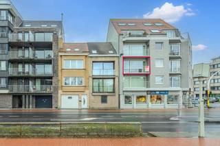 Dit appartement te koop is gelegen op de tweede verdieping van de goed onderhouden Residentie Zandeweer te Oostende. Dankzij de grote raampartijen geniet u hier van natuurlijk lichtinval op een toplocatie, op slechts 400m van het strand en een steenworp van het stadscentrum. Indeling:- inkomhal- lichtrijke leefruimte (28 m²) met schuifraam en toegang tot het terras- open keuken voorzien van keramische kookplaat, combi-oven en spoeltafel- berging met aansluiting voor wasmachine- badkamer uitgerust met douche, badkamermeubel met spiegelkast en lavabo- slaapkamer 1 (10 m²)- slaapkamer 2 (10 m²) met toegang tot het tweede terras - afzonderlijk toiletPluspunten:- volledig instapklaar- goed onderhouden Residentie- twee terrassen- mobiscore 8,8/10- nabij belangrijke invalswegen- gemeenschappelijke fietsenberging - vlakbij zee en strand Het appartement zelf is erg verzorgd en biedt potentieel als vaste woonst, maar is ook zeker interessant als tweede verblijf of investering.Bent u op zoek naar een kwalitatief appartement te Oostende? Contacteer ons voor een bezoek ter plaatse!