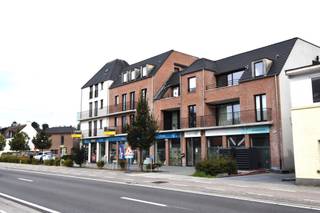 INDIEN U EEN BEZOEK WENST IN TE PLANNEN GELIEVE EEN BEZOEK AAN TE VRAGEN VIA WWW.HILLEWAERE.BE VIA DE RODE KNOP<br /><br />Dit leuke appartement van 82m² is gelegen op de tweede verdieping in het centrum van Oud-Turnhout.<br /><br />Indeling:<br />Een mooie open leefruimte met toegang naar het terras, open keuken (ingericht met koelkast met vriesvak, keramische kookplaat, dampkap, vaatwasser en oven), praktische berging, apart toilet, badkamer en twee mooie slaapkamers. Het terras is zuid georiënteerd. <br /><br />Staanplaats 11 (te bereiken met autolift) en achtergelegen privatieve berging inbegrepen. Gemeenschappelijke fietsenstalling. <br /><br />- Onmiddellijk beschikbaar<br />- Gemeenschappelijke kosten: 75 €/maand<br />- Staanplaats inbegrepen<br />- Lift aanwezig