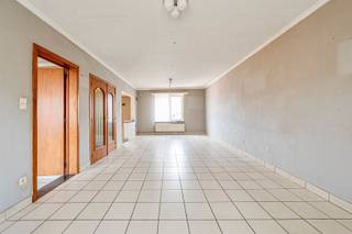 Looking for space and comfort in a prime location? This bright duplex apartment of no less than 138 m² on the outskirts of Sint-Niklaas has it all!Enjoy a spacious living area with dining area and access to a large terrace, a fully equipped kitchen and no less than 3 full bedrooms with bathroom on the upper floor.Additional assets? Electricity compliant, EPC C (no renovation requirement), double glazing and stores and supermarkets within walking distance.An ideal combination of space, location and comfort. Do not miss this opportunity!