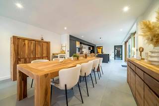 <p>Charmante woning met bijgebouw en grote tuin aan de voet van de Kluisberg.<br /><br />Deze instapklare eigendom bevindt zich op een toplocatie aan de voet van de Kluisberg, vlakbij Ronse en Avelgem en op slechts 30 minuten van Doornik. Ideaal voor wie rustig wil wonen in het groen met een vlotte bereikbaarheid.<br /><br />De woning werd heropgebouwd en combineert hedendaags comfort met een aangename, lichtrijke leefomgeving. U geniet van vloerverwarming, zonnepanelen en een ruime leefruimte met open zicht op de tuin. De open, stijlvolle keuken sluit naadloos aan op de leefruimte, aangevuld met een praktische berging en garage. Op de verdieping bevinden zich een ruime nachthal, drie volwaardige slaapkamers, een moderne badkamer en een apart toilet.<br /><br />Achteraan strekt zich een diepe, zonnige tuin uit met open zicht, perfect om te ontspannen in alle rust.<br /><br />Een grote meerwaarde is het naastgelegen bijgebouw met twee verdiepingen, dat nog te renoveren is. Dit biedt tal van mogelijkheden zoals een atelier, kangoeroewoning, praktijkruimte of investeringsproject (onder voorbehoud van vergunning).<br /><br />Het buitengedeelte vraagt nog verdere afwerking.<br /><br />Een unieke opportuniteit voor wie comfortabel wil wonen met extra potentieel en uitbreidingsmogelijkheden.<br /><br />Dit zoekertje omvat enkele AI-gegenereerde visualisaties.<br />Meer info of plan je bezoek: wim@immobeguin.be<br />Te koop via Immo Beguin, uw vastgoedexpert sinds 2009, met kantoren in Ronse, Waregem, Kortrijk, Deinze, Doornik en Lessen.</p>
