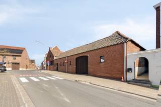 <p>Maak uw afspraak op één van de bezoekmomenten. Bel, whatsapp of mail Karin: 0468/12 68 62 – karin@albert.immo</p>
<p>Op de Kloosterberg ter hoogte van nummer 24 te Steenhuize - Wijnhuize vinden we een unieke combinatie van ruimte, privacy en een idyllische landelijke sfeer. In deze karaktervolle landelijke hoeve uit ca. 1890 vormen het authentiek karakter en de ruime bewoonbare oppervlaktes een ideale combinatie om te genieten van het landelijk wonen. De totale grondoppervlakte bedraagt 29are 97ca. De bewoonbare oppervlakte is zeer groot, uit te breiden met de zeer grote en hoge bovenverdieping en landerijen tot bijvoorbeeld een volwaardige tweede woongelegenheid + de mogelijkheid tot nog onbeperkt bij te bouwen, om bijvoorbeeld de co-housing- of B&amp;B-mogelijkheden te vergroten*. Het perceel ligt volledig in woongebied met landelijk karakter met volledige bouwzone (dus geen beperking tot 1000m3). Er is geen renovatieplicht. De voorgevel aan de straatkant kan worden gewijzigd naar nog meer landelijke of zelfs moderne stijl.</p>
<p>Of je nu droomt van wonen in alle rust, een B&amp;B of vakantiewoning, co-housing, een zorg- of kinderboerderij, een atelier of praktijkruimte of een plek voor plattelandsrecreatie – dit pand biedt eindeloze bestemmingen. * Via aanvraag omgevingsvergunning</p>