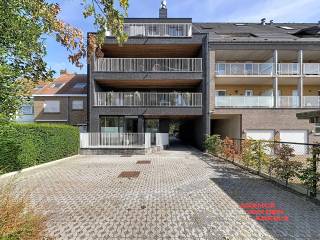 Ruim en luxueus duplex appartement gelegen op een toplocatie in Sint-Kruis. Dit moderne appartement beschikt over drie ruime terrassen, perfect om te genieten van de buitenlucht en het prachtige uitzicht. De zonovergoten leefruimte is voorzien van grote schuiframen en een open keuken.<br /><br />Het appartement beschikt over drie slaapkamers en twee badkamers, wat zorgt voor optimaal comfort en praktisch wonen. <br />Op het bovenste verdiep bevindt zich de master bedroom met aansluitend de badkamer en een ruim terras. De ruime kamers zijn ideaal voor gezinnen of voor wie behoefte heeft aan extra ruimte voor werk of ontspanning. De hoogwaardige afwerking en moderne voorzieningen maken dit appartement tot een echt pareltje.<br /><br />De uitstekende ligging garandeert rust en privacy, terwijl u toch dicht bij alle voorzieningen, winkels en openbaar vervoer bent. Dit duplex appartement combineert luxe, comfort en een ideale locatie.<br />Alsook is er een standplaats inbegrepen bij het appartement. <br /><br />€50 provisie A.O.