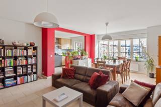 In het hart van 2020 wacht dit instapklare appartement op zijn nieuwe bewoners. Gelegen in een kleinschalig gebouw met slechts twee verdiepingen, geniet je hier van een rustige sfeer én alle voordelen van het stadsleven. De open keuken vormt samen met de lichtrijke woonkamer een uitnodigende plek om te ontspannen. De grote ramen zorgen voor een heerlijke lichtinval en bieden een zicht op het levendige straatbeeld. Hier is het elke dag fijn thuiskomen.<br /><br />In het midden is er een ruime badkamer met bad, douche en dubbele lavabo. Achteraan liggen twee comfortabele slaapkamers, met toegang tot een gezellig terras. – de ideale plek voor een koffiemomentje in de ochtendzon of een frisse avondbries.<br /><br />Het gebouw heeft geen lift, wat zorgt voor lage gemeenschappelijke kosten. Dankzij de centrale ligging sta je in een mum van tijd op het openbaar vervoer, in de buurtwinkels of in een van de gezellige koffiebarretjes die Antwerpen rijk is.<br /><br />Extra's:<br />- Gunstig EPC: <br />- Dak vernieuwd, en nieuwe ramen<br />- Elektriciteit conform<br /><br />Zin om dit appartement zelf te ontdekken?<br /><br />Wg, Gvkr, Gvv, Gmo, Geen overstromingsgevoelig gebied