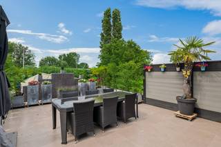Op zoek naar een eigendom met tal van mogelijkheden? Dan is deze woning op een centrale locatie met een vlotte verbinding naar omliggende gemeenten en belangrijke invalswegen wel iets voor u!<br /><br />Achter de gevel schuilt een eigendom met bijzonder veel potentieel. Op het gelijkvloers bevindt zich een zeer ruim magazijn dat tal van mogelijkheden biedt voor zelfstandigen, hobbyisten, opslag of een combinatie van wonen en werken. Er is ook een polyvalente ruimte, buitenruimte én toilet.<br /><br />De eerste verdieping omvat het woongedeelte met een gezellige leefruimte, aansluitende eetkamer en ingerichte keuken voorzien van onder meer een dubbele spoelbak, 5-pits gasvuur en oven. Verder vindt u hier twee slaapkamers en een badkamer met inloop- /regendouche en aansluiting voor wasmachine en droogkast. De absolute blikvanger is het ruime zonneterras waar u kunt genieten van de buitenlucht. <br /><br />Troeven:<br />+ Centrale ligging nabij het centrum van Wommelgem<br />+ Ruim magazijn met tal van gebruiksmogelijkheden<br />+ Oprit met garagepoort en aparte inkom<br />+ Verwarming is 2 jaar geleden vernieuwd<br /><br />Interesse in deze woning? Contacteer ons via 03 337 50 70 of info@vbvastgoed.be voor een afspraak ter plaatse of meer info.