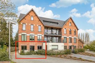 Dit smaakvol GELIJKVLOERSappartement is INSTAPKLAAR en VERZORGD.<br /><br />Het omvat een hal, een living met veel daglicht, een open keuken met toestellen, een badkamer met inloopdouche en 2 ruime terrassen.<br /><br />De autostaanplaats is beschikbaar voor 15.000 euro.<br /><br />Een extra plus is de groene omgeving. De achtergelegen mega-tuin (1.200 m2, gemeenschappelijke tuin met robotmaaier) is ideaal voor jouw familiefeestjes, BBQ,...<br />Achter deze eigendom is het nieuwe landschapspark met speel -en ontmoetingsplekken in volle groei.<br /><br />Het appartement maakt deel uit van een historisch pand, de oude Rijkswachtkazerne, volledig gestript en gerenoveerd met hoogwaardige materialen.<br /> <br />- verkoop onder het gunstig tarief 2% registratierechten, mits voorwaarden.<br />- HOGE plafonds zorgen voor een prachtig licht -en ruimtegevoel.<br />- Je hoeft zelf geen werken meer uit te voeren, het is VOLLEDIG opgeschilderd en instapklaar.<br />- nieuwe grote aluminium ramen van het kwaliteitsmerk Schüco,  met dubbele beglazing.<br />- mooie buurt. TOPLIGGING, Je vindt alles op wandelafstand (scholen, winkels, sportinfrastructuur, openbaar vervoer,...)<br />- individuele meters voor water, gas en elektriciteit.<br />- Het heeft een EPC-score van 169 kwh/m2, dit betekent dat het appartement ZEER energiezuinig is.<br />- gemeenschappelijke fietsenberging en berghok.<br />- elektriciteit conform AREI.<br />- slechts 16 minuten met de trein naar het centrum van Antwerpen.<br />- rustige fietsstraat.<br />- In Zwijndrecht krijg je een hoge tussenkomst voor je Lijn-abonnement en dit voor heel het gezin.<br /><br />Zie jij jezelf al wonen in dit stijlvol appartement of ben je op zoek naar een instapklare opbrengsteigendom ? Bel Sven 0477/31.99.93 voor een afspraak of meer informatie.<br /><br />bron oppervlakte, volgens EPC-attest.<br />Stedenbouwkundige inlichtingen in aanvraag.<br /><br />Schrijf je in op onze site immoboost.be en mis het volgende aanbod niet.<br /><br /><br /> 