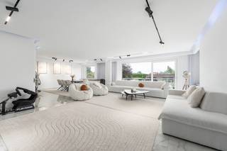 <p>Te koop: ruim appartement in Sint-Niklaas, gelegen aan de Antwerpsesteenweg, in een residentiële woonkern nabij scholen, openbaar vervoer en invalswegen.</p>

<p>Dit appartement uit 1969 biedt royale leefruimtes en een praktische indeling, ideaal voor een gezin of wie graag extra ruimte heeft. De ligging combineert het comfort van een rustige woonomgeving met de nabijheid van het treinstation en belangrijke verbindingswegen. Het EPC-label C zal nog herberekend worden naar een EPC B, wat zorgt voor een evenwichtige energieprestatie.</p>

<p>Belangrijkste ruimtes:<br />• Ruime woonkamer (65 m²) met veel lichtinval<br />• Keuken (16,65 m²) volledig ingebouwd met inductiekookplaat, oven, combi-oven, vaatwasser en meer<br />• Vier slaapkamers (22,14 m²; 21,86 m²; 13,72 m²; 11,45 m²)<br />• Badkamer (10,61 m²) met douche, ligbad en aansluitingen voor wasmachine en droogkast<br />• Terras (19 m²) voor buiten genieten<br />• Inkomhal (18,76 m²) met parlofoon en videofoon<br />• Twee bergingen (3,63 m² en 2,11 m²)<br />• Apart toilet (5,04 m²) met handenwasser<br />• Staanplaats</p>

<p>Troeven:<br />• Royale leefruimte en vier volwaardige slaapkamers<br />• Centrale ligging nabij scholen, openbaar vervoer en treinstation<br />• Praktisch terras (19m²) en privatieve autostaanplaats</p>

<p> </p>

<p>Neem vandaag nog contact op met je ERA-makelaar voor een bezoek.</p>