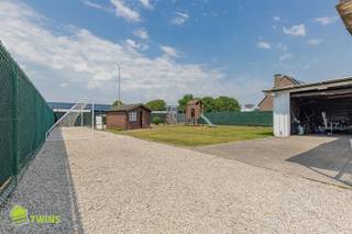 <p><strong>Deze vrijstaande woning met een bewoonbare oppervlakte van 233m² &amp; een perceeloppervlakte van 980 m², beschikt over 4 slaapkamers, een volledig omheinde tuin en dubbele uitweg. De woning is  centraal gelegen te Lokeren, met vlotte verbinding naar het centrum en de invalswegen.</strong></p><h4><strong><u>GlV:</u></strong></h4><p>Via de inkomhal hebben we toegang tot de lichtrijke leefruimte, welke in verbinding staat met de ingerichte keuken.</p><p>Verder beschikt het gelijkvloers over 2 volwaardige slaapkamers en een badkamer voorzien van een ligbad, wastafel en toilet.</p><p>Achteraan de woning bevindt zich een terras, een aangelegde en volledig omheinde tuin, een oprit voor meerdere wagens én een achteruitweg voor extra comfort en toegankelijkheid.</p><h4><strong><u>1steV:</u></strong></h4><p>De nachthal geeft toegang tot een apart toilet, een praktische bergruimte en nog 2 volwaardige slaapkamers </p><h4><strong><u>Extra troeven:</u></strong></h4><p>– Vrijstaande woning op ruim perceel van 980 m²<br />– Dubbele uitweg &amp; oprit voor meerdere wagens<br />– 4 slaapkamers<br />– Volledig omheinde tuin &amp; terras<br />–Centrale ligging te Lokeren</p><p> Maak nu uw afspraak. Laat u verrassen en vraag vandaag nog uw persoonlijk bezoek aan.<br />T. 052 55 55 55 – 0479/36.88.14 – maxime@immotwins.be – www.immotwins.be</p>