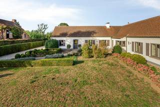 Gelegen op een uitstekende locatie in Merelbeke, vinden we deze karaktervolle bungalow met ca. 275 m² bewoonbare oppervlakte op een ruim perceel van maar liefst 3.000 m². De woning dateert uit de jaren 70 en onderscheidt zich door haar doordachte indeling, stijlvolle interieur en bijzonder aangename lichtinval.<br /><br />De ruime leefruimte vormt samen met de aansluitende open eetkamer het hart van de woning. Dankzij de grote raampartijen geniet u vanuit verschillende ruimtes van een mooi zicht op de tuin. <br /><br />Verder beschikt de woning over drie ruime slaapkamers, een ruime garage en een recent vernieuwde badkamer. De aangename stijl en karaktervolle elementen zorgen doorheen de woning voor een warme en tijdloze sfeer.<br /><br />Ook buiten biedt deze eigendom heel wat troeven. De ruime en verzorgde tuin beschikt over een ruim terras, dat aansluit op de gezellige veranda, een vijvertje en een omheind gedeelte dat zich uitstekend leent voor het houden van kippen of andere dieren. Een groot tuinhuis en een oprit met plaats voor drie wagens zorgen voor het nodige praktische comfort. Vooraan is de oprit bovendien afgesloten met een elektrische poort.<br /><br />De woning beschikt daarnaast over een uitzonderlijk ruime zolder van ca. 270 m², momenteel ingericht als één grote open ruimte en ideaal als bergruimte.<br /><br />De ligging combineert rust en bereikbaarheid. Invalswegen zijn vlot bereikbaar, terwijl winkels, scholen, horeca en andere dagelijkse voorzieningen zich op korte afstand bevinden en gemakkelijk te voet of met de fiets bereikbaar zijn.<br /><br />De eigendom wordt aangeboden via de Pre-sale formule. Van 07/10/2026 om 14:00 tot 12/10/2026 om 17:30 kan u het huis op afspraak komen bezichtigen en een bod uitbrengen. De vermelde prijs is een instelprijs. Voor meer info, gelieve contact op te nemen met de dossierverantwoordelijke.<br /><br />Bestuursmaatregelen in het maatregelenregister: nee<br /><br />Deze AI-visualisaties zijn bedoeld als inspiratie. Er werd geen rekening gehouden met technische specificaties, stedenbouwkundige voorschriften of de concrete mogelijkheden tot realisatie.