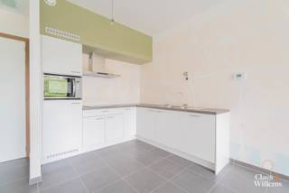 Dit energiezuinige appartement is ideaal voor starters, alleenstaanden of oudere koppels die op zoek zijn naar comfortabel en praktisch wonen. Bij het binnenkomen stap je rechtstreeks de lichtrijke leefruimte met open keuken binnen. Een groot schuifraam zorgt voor aangenaam veel daglicht en geeft toegang tot het gezellige stadsterras — perfect om even tot rust te komen.
De slaapkamer (12,5 m²) biedt voldoende ruimte voor een dubbel bed en kastruimte. Verder beschikt het appartement over een moderne badkamer met douche, en ingebouwde kasten aan de inkom zorgen voor extra opbergruimte.