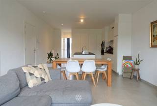 <p><span>GENT - Prinses Clementinalaan 112: Op zoek naar een </span><span>vernieuwbouw appartement op wandelafstand van het station </span><span>te huur in Gent? Dan is dit pand mogelijk iets voor u.</span></p><p><span> </span></p><p><span>De belangrijkste troeven:</span></p><ul><li><span>Gunstig EPC </span></li><li><span>Volledig instapklaar (inbouwkasten en spots)</span></li><li><span>Centraal gelegen, op enkele stappen verwijderd van het Sint-Pietersstation</span></li><li><span>Ruim terras aan de achterzijde</span></li></ul><p><span> </span></p><p><span>Indeling:</span><span> </span></p><p><span>Leefruimte met open, volledig geïnstalleerde keuken, apart toilet, berging met aansluiting wasmachine, slaapkamer met douchekamer, 2e slaapkamer (achteraan gebouw) met toegang tot ruim terras en badkamer met dubbel lavabomeubel en inloopdouche. Inclusief fietsenstalling en private kelderberging. </span></p><p><span> </span></p><p><span>Beschikbaar vanaf 01/09/2026. Domicilie verplicht.</span></p><p><span>Huurprijs: € 1100 + € 50 (EGW afzonderlijk af te rekenen). </span></p><p><span> </span></p><p><span>Neem contact op met Axel Lenaerts makelaars voor een bezoek ter plaatse via onze website.</span></p>