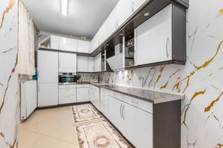 <p>Te koop: ruim gesloten huis in Sint-Niklaas, gelegen aan de stadsrand in een residentiële woonkern, nabij scholen, openbaar vervoer en invalswegen.</p>
<p>Deze woning biedt maar liefst 8 slaapkamers en 2 badkamers, ideaal voor grote gezinnen of wie extra ruimte zoekt voor hobby’s of thuiswerk. De ligging combineert het comfort van een rustige buurt met de nabijheid van alle voorzieningen. Dankzij de royale indeling en functionele ruimtes is dit een woning met veel mogelijkheden.</p>
<p>Belangrijkste ruimtes:<br />• Ruime living (35,69 m²) met veel lichtinval<br />• Woonkamer (24,71 m²) als tweede leefruimte<br />• Keuken (16,88 m²) met directe toegang tot de eetruimte<br />• 8 slaapkamers variërend van 4,7 m² tot 15,21 m²<br />• Twee badkamers (4,36 m² en 6,37 m²)<br />• Wasplaats (4,92 m²)<br />• Zolder (12,14 m²) voor extra opslag of hobbyruimte</p>
<p>Troeven:<br />• 8 slaapkamers – uitzonderlijk veel slaap- en werkruimte<br />• Gelegen in een rustige, residentiële buurt nabij voorzieningen<br />• Twee aparte leefruimtes voor optimaal wooncomfort</p>
<p>Neem vandaag nog contact op met je ERA-makelaar voor een bezoek. JOUW DROOMHUIS. ZO GEVONDEN!</p>