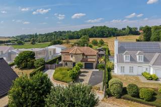 <p>Who hasn't dreamed of a home where holiday feeling and modern living comfort go hand in hand? In the tranquil village of Bertem, you will find exactly that. Tucked away in a quiet street and surrounded by more than 36 ares of greenery, this charming Spanish villa from 1999 exudes pure class.<br /><br />The interior welcomes you with three generous bedrooms with fitted wardrobes and an immaculate, move-in ready finish. <span>Energetically, this property ranks among the very best: an impressive EPC A score of just 13, powered by 56 solar panels, a heat pump with radiators and air conditioning units. </span>A future-proof investment that pays for itself year after year.<br /><br />The garden is simply breathtaking. A sparkling swimming pool, a recent poolhouse with air conditioning, a sauna and jacuzzi together create a private resort where the outside world simply fades away. Whether it is a summer barbecue with friends or a quiet Sunday morning in the greenery, this outdoor space rises to every occasion.<br /><br />The property further benefits from an EV charging point, two rainwater tanks, an alarm system, terrace sun blinds and generous parking with a garage and multiple driveways.<br /><br />The location is the crowning touch: easily accessible via the nearby E40, with Leuven and Brussels within reach, yet completely sheltered from any road noise.<br /><br /><span>Come and experience it for yourself. </span>Book your viewing today!</p>