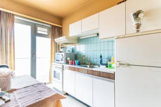 Bent u op zoek naar een goed gelegen appartement? Dit appartement situeert zicht net aan de rand van het bruisende centrum van Willebroek en heeft heel wat troeven in huis. Het appartement is gelegen op de 3e verdieping die u kan bereiken met een lift. Het omvat een inkomhal, gastentoilet, mooie woonkamer met parket met aanpalend de keuken met berging. Nachthal en 3 slaapkamers en badkamer. Extra troeven:  vernieuwde ramen,  elektriciteit conform, rustig gebouw, lift aanwezig, enz…<br />Wenst u een bezoek mag u ons steeds contacteren via info@rosiersderidder.be of via tel: 052/41.41.94<br />referentie: 4734