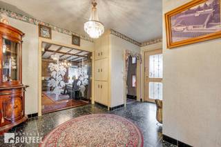 In de nabijheid van het bruisende centrum van Belsele vindt u deze te renoveren bungalow. De woning biedt u een ruime inkomhal, een lichtrijke...