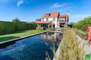 <h3><span>Exclusieve villa te koop in Knokke</span></h3>
<span>Unieke ligging met volledige privacy, zwembad en panoramisch zicht over de polders</span>

<h3><span>Luxueuze villa met uitzonderlijke troeven</span></h3>
Ontdek deze exclusieve villa, uniek gelegen in het hart van Knokke, waar rust, ruimte en comfort samenkomen. Geniet van een adembenemend open zicht over de uitgestrekte polders, terwijl u zich omringd weet door volledige privacy. Hier woont u in alle sereniteit, ver weg van de drukte, maar toch dichtbij de bruisende kust en het centrum van Knokke.

<h3><span>Indeling en leefruimtes</span></h3>
Bij het betreden van de villa wordt u verwelkomd in een stijlvolle inkomhal met aparte gastentoilet en praktische berging/wasplaats. De ruime woonkamer met open haard vormt het warme hart van de woning, ideaal om gezellige avonden door te brengen. Aansluitend bevindt zich de verhoogde eetplaats, waar u tijdens iedere maaltijd geniet van een prachtig vergezicht over de omliggende velden en de natuur.<br />De volledig geïnstalleerde open keuken is een droom voor elke hobbykok en geeft rechtstreeks uit op het zonovergoten terras. Hier komt binnen en buiten naadloos samen, perfect voor lange zomeravonden met familie en vrienden.
<h3><span>Privétuin en wellness</span></h3>
De villa beschikt over een volledig zuidgerichte tuin, aangelegd met oog voor detail en voorzien van een luxueus zwembad. Na een verfrissende duik kunt u volledig tot rust komen in de privé wellnessruimte, uitgerust met sauna, jacuzzi, douche, toilet en een comfortabele loungeruimte. Dit is pure verwennerij aan huis!

<h3><span>Slaapkamers en badkamers</span></h3>
Op de eerste verdieping bevindt zich een ruime master bedroom, voorzien van een eigen dressing en een luxueuze badkamer met ligbad, inloopdouche en dubbele lavabo. Daarnaast zijn er twee volwaardige slaapkamers, telkens met dressing en een communicerende douchekamer – ideaal voor kinderen of gasten die extra comfort waarderen.<br />Op de tweede verdieping vindt u een royale polyvalente ruimte die perfect dienst kan doen als studio, hobbyruimte of extra slaapkamer, helemaal naar uw wensen in te richten.
<h3><span>Parkeren en praktische voorzieningen</span></h3>
De villa beschikt over een ruime dubbele garage en een buitenparking die plaats biedt aan meerdere wagens – ideaal voor wie bezoek verwacht of meerdere voertuigen bezit. Parkeren is hier nooit een probleem.<br />Deze prachtige villa is uitgerust met zonnepanelen, waardoor ze niet alleen milieuvriendelijk is, maar ook bijzonder energiezuinig.
<h3><span>Unieke kans in Knokke</span></h3>
Droomt u van een luxueus verblijf met alle comfort, privacy en een ongeëvenaarde ligging? Deze villa is een unieke opportuniteit voor wie hoge eisen stelt aan wonen, ontspanning en natuurbeleving. Dit pareltje combineert klasse, ruimte en rust op een toplocatie in Knokke.<br />Aarzel niet en contacteer ons vandaag nog voor meer informatie of een vrijblijvende bezichtiging. Uw nieuwe thuis wacht op u!<br /> 