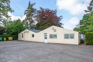 Ligging: gelegen op 250m van de op- en afrit van autostrade E34 (Antwerpen-Eindhoven) en met een vlotte verbinding naar het centrum van Turnhout...