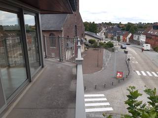 Op wandelafstand van o.a. bakker, slager, horeca, ... situeert zich residentie Habeauté, een tijdloze, energiezuinige residentie met tijdloze architectuur. <br /><br />Het hoekappartement situeert zich op de tweede verdieping, met een weids uitzicht tot gevolg. De indeling is als volgt; ruime privatieve inkomhal, lichtrijke leefruimte met -geïnstalleerde- open keuken (en een ruime aansluitende berging), 2 slaapkamers, badkamer, gastentoilet en eveneens een kelderberging (10 m²). <br /><br />Eveneens: staanplaats onder carport.<br /><br />Provisie kosten: 100 EUR / maand.<br /><br />Kortom, stijlvol wonen met veel licht en ruimte.