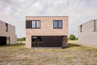 In de ‘Eggerstraat’, net buiten de dorpskern van Oostmalle bouwt Danneels deze stijlvolle open bebouwing op het lot 15. Het perceel is 605 m² groot en is rustig gelegen centraal in de nieuwe buurt.<br /><br />Deze vrijstaande woning in moderne bouwstijl heeft een doordachte indeling. Met o.m. een lichtrijke open ingedeelde leefruimte, extra bureauhoek, volledig ingerichte keuken en badkamer, 3 ruime slaapkamers, garage én ruime tuin. <br /><br />De woning wordt heel energiezuinig en is uitgerust met een geothermische warmtepomp, vloerverwarming, zonnepanelen en een ventilatiesysteem met warmterecuperatie. <br /><br /><span>We werken jouw nieuwe thuis sleutel-op-de-deur voor je af. Jij kiest jouw keuken- en badkamerinrichting, de vloer- en wandtegels uit bij onze projectpartners. Onze klantenbegeleider staat voor je klaar tijdens het hele realisatietraject. </span>