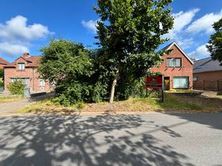 Deze grond geschikt voor een halfopen bebouwing is gelegen te Zandstraat '75A' in Mol - Rauw. Hierdoor is het zeer rustig gelegen nabij het Rauwse Meer. Alles wat u nodig heeft bevindt zich in de nabije omgeving. <br /><br />Beschrijving:<br />- Halfopen bebouwing<br />- Oppervlakte: 1422 m²<br />- Bestemming: woongebied<br />- Kadastrale gegevens: afdeling 2, sectie B, nummer 2177x78<br /><br />Voor meer informatie en de bouwvoorschriften contacteer ons via info@vastengoed.be of 014/72.73.74.<br /><br />Wenst u een gratis schatting van uw eigendom? Contacteer ons vrijblijvend voor een afspraak!