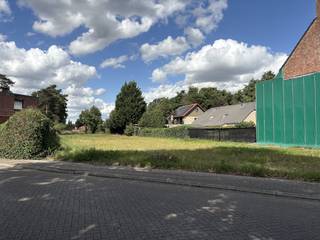 Dimensions du lot 2- superficie d'environ 429 m²- largeur de la rue : env. 17,52 m- profondeur : env. 33 mLes règles de construction sont...