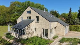 Zeer rustig gelegen villa met openluchtzwembad op mooi perceel van 22 are 89 ca. West georiënteerd.<br />Residentieel gelegen vlakbij het golf-en meerdomein en op 1,7km van school Atheneum.<br />Omvat: inkomhal, bureel, wc, ruime living 70m² met houtkachel, volledig ingerichte keuken met eethoek, koele berging, dubbele garage, 4 slaapkamers (23m² - 22m² - 20m² - 16m²), 2 bad- of douchekamers, 2de wc, berging, hobby-/bureel-/logeerkamer (op 2de verdiep).<br />Afzonderlijk: poolhouse met overdekte lounge.<br />Cv-mazout + houtkachel in de living. <br />EPC 263 kWh/m² - energielabel C - UC3862561-RES-1.<br />8 zonnepanelen met een vermogen van 2.960 Wp begrepen in verkoop.<br />Bouwjaar 1990 - Goede staat. Ki 3.004 euro.<br />Totale vloeroppervlakte: 330m².<br />Stedenbouw info: woonpark (= residentieel woongebied) - vergunning uitgereikt - verkavelingsvergunning - geen voorkooprecht ruimtelijke ordening - geen rechterlijke herstelmaatregel of bestuurlijke maatregel opgelegd.<br />Niet overstromingsgevoelig - Perceelscore: A - Gebouwscore: A.
