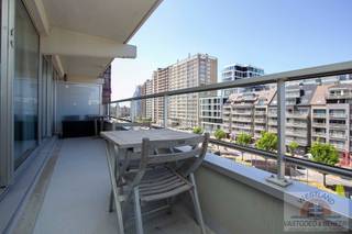 Profitez de la côte avec style ! Ce magnifique appartement rénové est situé à un emplacement de choix à Nieuport-Bains, à deux pas de la mer, des commerces et des restaurants. La combinaison idéale de confort, d’emplacement et de charme.<br />Description :<br />Prêt à emménager et rénové avec goût<br />1 chambre + grand coin nuit – parfait pour une famille ou des invités<br />Séjour spacieux et lumineux avec accès à un large balcon<br />Cuisine ouverte moderne, entièrement équipée<br />Salle de bains élégante