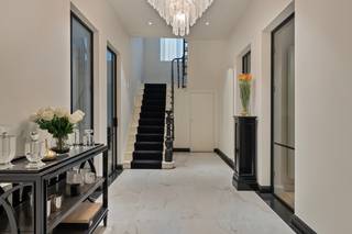 Luxe pand te koop nabij het dorpsplein van Lebbeke. Dit exclusieve eigendom wordt momenteel gebruikt als kantoorruimte en beschikt op de tweede verdieping over een stijlvolle loft. Met minimale inspanningen kan het pand worden omgevormd tot een luxueuze woning of optimaal worden benut als ruimte voor een zelfstandig beroep met kantoor.<br />Bij binnenkomst ervaart u direct de grandeur van de imposante inkomhal met hoge plafonds, hoogwaardige afwerking en elegante glazen stalen deuren in zwarte uitvoering. Links bevindt zich een ruime kantoorruimte, die tevens perfect kan dienen als een stijlvolle woonkamer. De visgraatparketvloer draagt bij aan de exclusieve uitstraling van de ruimte. Rechts vooraan bevindt zich een tweede kantoorruimte, waarin de doorkijkgashaard van de inkomhal een sfeervol element vormt. Ook hier is de ruimte voorzien van een verfijnde visgraatparketvloer.<br />Achter de volgende glazen deur treft u momenteel een compacte keuken, die eenvoudig kan worden uitgebreid naar wens.<br />De eerste verdieping, eveneens voorzien van visgraatparket, heeft een vergelijkbare indeling. Links bevindt zich een ruim kantoor, dat eenvoudig kan worden omgevormd tot een ruime slaapkamer. Aan de rechterzijde zijn momenteel twee royale kantoren ingericht, die eveneens perfect kunnen dienen als extra slaapkamers.<br />Op de tweede verdieping bevindt zich een prachtige loft met een volledig ingerichte keuken met werkeiland en eethoek, een gezellige zit- en tv-hoek, een moderne badkamer met inloopdouche en een ruime slaapkamer. Er hoort een parkeerplaats bij de woning.<br />Dit unieke pand biedt talloze mogelijkheden en is een ideale combinatie van luxe, functionaliteit en stijl. Perfect voor wie op zoek is naar een exclusieve woon- of werkruimte in het hart van Lebbeke. Voor een bezoek of gsm 0496299200.