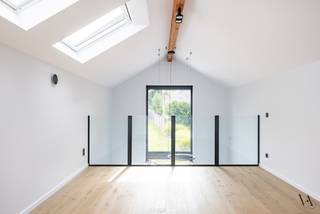 Aan de rand van het prachtige Heverleebos bevindt zich deze recente en hoogwaardig gerenoveerde woning met drie slaapkamers.Via de royale inkomhal...