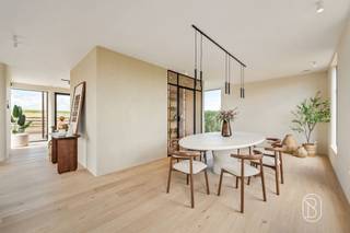 In Wortegem-Petegem, waar open vergezichten, groen en ruimte het landschap bepalen, bevindt zich deze karaktervolle eigendom op een perceel van 8.568 m². Dankzij een grondige renovatie kreeg de woning een volledig nieuwe uitstraling, waarbij de bestaande architectuur harmonieus werd gecombineerd met hedendaagse lijnen, warme houttinten en natuurlijke materialen.Grote raampartijen laten het daglicht royaal binnenstromen en versterken de verbinding met het omliggende landschap. De ruime leefruimtes en keuken vormen het hart van de woning en worden aangevuld met drie slaapkamers, twee badkamers, een afzonderlijk thuiskantoor, een wijnkamer en een koelcel. De volledige woning werd met veel aandacht voor detail en hoogwaardige materialen afgewerkt, reeds aangelegde terrassen, en omheinde weide. Ook op het vlak van comfort en energiezuinigheid werd niets aan het toeval overgelaten. Een warmtepomp, vloerverwarming met koeling en airconditioning zorgen het hele jaar door voor een aangenaam binnenklimaat. De woning beschikt bovendien over energielabel A.Buiten wordt het karakter van de eigendom verder doorgetrokken. Een bijzonder bijgebouw met rieten dak, zichtbaar houten gebinte en grote stalen glaspartijen vormt een echte blikvanger. Daarnaast beschikt het domein over paardenstallingen, uitgestrekte weides en een kleine boomgaard.Het terras en de royale overdekte buitenruimte nodigen uit om in alle rust van de omgeving en de weidse vergezichten te genieten. Een toegangspoort biedt daarbij de nodige privacy.Met een totale grondoppervlakte van 8.568 m² brengt deze eigendom hedendaags wooncomfort, authentiek karakter en landelijk wonen op een bijzondere manier samen.Wortegem-PetegemVraagprijs: € 1.975.000Bezoeken zijn mogelijk op afspraak. Neem contact met ons op voor meer informatie of om een bezoek ter plaatse in te plannen.