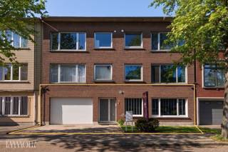 <p><span>In een kleinschalig gebouw, op een rustige en tegelijk uiterst centrale ligging in het hart van Merksem, bevindt zich dit verrassend ruime gelijkvloerse appartement. Dankzij de grondige renovatie in 2010, de conforme elektrische installatie en de uitzonderlijke parkeermogelijkheden is dit een ideale woning voor wie op zoek is naar comfort, ruimte en een zorgeloze woonervaring.</span></p><h3><span>Lichtrijke leefruimte met open keuken</span></h3><p><span>Via de inkomhal betreedt u de aangename leefruimte, waar een open indeling en veel natuurlijk licht zorgen voor een ruimtelijk gevoel. De volledig ingerichte keuken sluit naadloos aan op de leefruimte en is voorzien van alle nodige toestellen, waardoor koken en gezellig samenzijn perfect hand in hand gaan. Verder bevindt zich centraal in de woning nog een apart gastentoilet.</span></p><h3><span>Drie slaapkamers en een luxueuze badkamer</span></h3><p><span>Achteraan het appartement bevindt zich het rustige slaapgedeelte met drie volwaardige slaapkamers. De derde slaapkamer is momenteel ingericht als bureau en biedt rechtstreeks toegang tot het zeer ruime terras, een heerlijke plek om in alle privacy van het buitenleven te genieten.</span></p><p><span>De stijlvolle badkamer werd hoogwaardig afgewerkt en beschikt over een jacuzzi, een ruime inloopdouche en een dubbel lavabomeubel. Zo geniet u elke dag van het comfort van een echte wellnessruimte in eigen woning.</span></p><h3><span>Uitzonderlijk veel ruimte en parkeergelegenheid</span></h3><p><span>Dit appartement onderscheidt zich bovendien door zijn uitzonderlijke praktische indeling. Naast een aparte berging beschikt u over een inpandige garage met plaats voor een wagen. Aan de voorzijde bevindt zich een bijzonder ruime oprit waar moeiteloos twee auto's kunnen parkeren, terwijl achteraan nog een extra autostaanplaats voorzien is. Een absolute troef voor wie op zoek is naar voldoende parkeer- en opbergruimte.</span></p><h3><span>Centrale ligging, rustig wonen</span></h3><p><span>Ondanks de centrale ligging geniet u hier van een aangename en rustige woonomgeving. Winkels, scholen, openbaar vervoer en belangrijke invalswegen bevinden zich op korte afstand, waardoor u alle dagelijkse voorzieningen binnen handbereik heeft.</span></p><p><span>Ontdek zelf de ruimte, het wooncomfort en de praktische indeling van dit unieke appartement. Immoir begeleidt u graag tijdens een vrijblijvend bezoek. </span></p>
