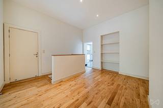 <p><b>Info & bezoeken:</b> nathalie.p@weinvest.be | 02 315 77 22</p>
<p>In een gewilde en gezellige buurt in Jette, heeft We Invest het genoegen dit grote "souplex" appartement (gelijkvloers met souterrain) aan u voor te stellen, dat een uitzonderlijk inrichtingspotentieel biedt.</p>
<p>Het pand is strategisch gelegen, direct aan de De Smet de Naeyerlaan. De buurt biedt een dynamische leefomgeving met een directe nabijheid van openbaar vervoer (tram, bus), scholen en de winkels van het Spiegelplein.</p>
<p>Gelegen op het gelijkvloers van een karaktervol gebouw, beschikt dit appartement over een bewoonbare oppervlakte van 92 m² verdeeld over twee niveaus (gelijkvloers en kelderverdieping). Het biedt mooie volumes die u naar eigen wens kunt optimaliseren.</p>
<p><b>Uitstekend nieuws: de elektriciteit is conform.</b></p>
<p>PEB F - 286 kWh/m².jaar. Collectief centraal verwarmingssysteem op gas (Vaillant condensatieketel).</p>
<p>Het pand maakt deel uit van een door de gemeente erkend opbrengsteigendom. Aangezien de huidige indeling van de kelderverdieping afwijkt van de gearchiveerde plannen, wordt het appartement verkocht in de huidige feitelijke toestand.</p>
<p>Dit appartement vertegenwoordigt een ideale kans voor een eerste aankoop of een duurzame investering in een zeer gevraagde regio.</p>
<p><b>Mis deze kans niet, bel ons voor het plannen van een bezoek! Al onze exclusieve panden zijn beschikbaar op www.weinvest.be.</b></p>