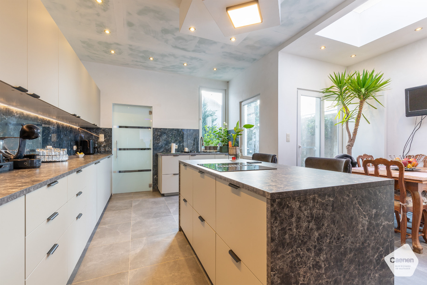 Ruime en instapklare woning met 4 slaapkamers en 3 badkamers met privé-tuin en werkplaats - photo 3