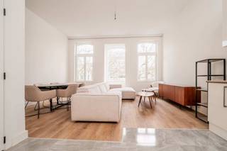 <p><span>Volledig gerenoveerd 2 slkr appartement op toplocatie in Antwerpen</span></p>
<p><span>Welkom op de </span><span>Amerikalei 111</span><span>, waar stijl en comfort samenkomen in dit prachtige, volledig gerenoveerde appartement. Gelegen op de eerste verdieping van een statige woning, geniet je hier van een hoogwaardige afwerking en een uitstekende ligging in het hart van Antwerpen.</span></p>
<p><span>Bij binnenkomst word je verwelkomd in een lichtrijke open leefruimte, waar de ruime living, een grote eettafel en een moderne open keuken met alle inbouwtoestellen perfect in harmonie samenkomen. Dankzij de grote raampartijen baadt de woonkamer in natuurlijk licht, wat zorgt voor een aangename en open sfeer.</span></p>
<p><span>Praktisch wonen staat hier centraal: in de inkomhal bevinden zich ingemaakte kasten die een overvloed aan opbergruimte bieden. Verder beschikt het appartement over een apart gastentoilet en een stijlvolle badkamer met een grote inloopdouche en een lavabo in meubel.</span></p>
<p><span>De twee ruime slaapkamers bieden tal van mogelijkheden, ideaal voor een gezin, een koppel of als thuiskantoor.</span></p>
<p><span>Troeven:</span><span><br />-</span><span>Volledig gerenoveerd in 2025:</span><span> instapklaar!<br />-</span><span>Lichtovergoten leefruimte</span><span> met open keuken<br />-</span><span>Gunstig EPC</span><span> en </span><span>conforme elektrische keuring</span><span><br />-</span><span>Lage gemeenschappelijke kosten</span><span><br />-</span><span>Uitstekende ligging</span><span> vlak bij winkels, restaurants en openbaar vervoer</span></p>
<p><span>Dit appartement combineert </span><span>modern comfort</span><span> met een </span><span>toplocatie</span><span> en is een buitenkans voor wie op zoek is naar </span><span>kwaliteitsvol wonen in Antwerpen</span><span>.</span></p>