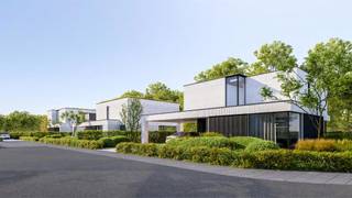 Deze stijlvolle villa in het Seminariehof werd ontworpen met oog voor ruimte, comfort en verfijning. De woning combineert een strakke architectuur met moderne technieken die bijdragen aan een duurzame en energiezuinige levensstijl. Zo bereik je dankzij de warmtepomp, vloerverwarming en zonnepanelen een uitstekend E-peil van E20.
De open leefruimte met eetkamer en salon vloeit naadloos over in de keuken, die je volledig volgens jouw eigen smaak kan afwerken. Op het gelijkvloers bevindt zich tevens een slaapkamer met inloopdouche en een ruime berging, wat zorgt voor extra comfort en praktische opbergruimte. Op de bovenverdieping vind je maar liefst 3 volwaardige slaapkamers en twee badkamers, ideaal voor grotere gezinnen of wie gewoon graag wat extra ruimte heeft. Het perceel van 988 m² garandeert een ruime, groene tuin met optimale privacy. Dankzij de grote glaspartijen geniet je binnen van een overvloed aan natuurlijk licht en een directe connectie met de buitenomgeving. De tuin is bovendien zuid gericht, ideaal om de hele dag van de zon te genieten.
Als koper geniet je bovendien van volledige inspraak in de afwerking van keuken, badkamers, vloeren en binnendeuren, zodat je deze woning volledig kan laten aansluiten bij jouw persoonlijke stijl.
Benieuwd naar deze unieke woning in Rumbeke? Neem gerust contact met ons op en ontdek alle mogelijkheden.
