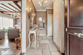 In de geliefde "Populierenwijk" te Belsele bevindt zich deze op te frissen half open bebouwing. De woning biedt u een inkomhal, een living, een ingerichte keuken met directe toegang tot het terras, 3 slaapkamers, een badkamer met bad/douche en lavabo, een apart toilet en een berging/wasplaats. Via een schuiftrap bereikt u de zeer ruime zolder. Gezellig terras met tuinhuis. Garage met kantelpoort en naast de woning is er plaats voor meerdere wagens. De ramen zijn voorzien van deels enkele en deels dubbele beglazing. Centrale verwarming op mazout (tank niet conform). Rustige en kindvriendelijke ligging. In de nabijheid van het centrum van Belsele. Goede verbinding naar E17 en N70. Aarzel niet en boek vandaag nog uw afspraak.