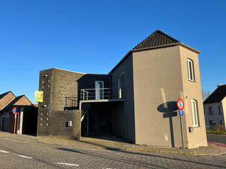 KLEINSCHALIG APPARTEMENTSGEBOUW aan de STADSRAND VAN OUDENAARDE met alle faciliteiten op wandel- en fietsafstand. Dit appartementsgebouw bestaat uit 2 entiteiten die genieten van een INSTAPKLAAR KARAKTER. Op de gelijkvloerse verdieping bevindt zich een 1-SLAAPKAMERAPPARTEMENT bestaande uit een leefruimte met een open keuken, een badkamer, berging en slaapkamer. Op de verdieping bevindt zich een LICHTRIJKE DUPLEX die bestaat uit een inkomhal met gastentoilet, een woonkamer met keuken, 2 slaapkamers, een badkamer, 2 bergingen, dit alles met een LOFTGEVOEL. Bovendien geniet elk appartement van een PRIVATIEF TERRAS en een EIGEN AUTOSTAANPLAATS. Gelegen met een VLOTTE VERBINDING NAAR GENT, KORTRIJK EN DE N60.<br /><br />Bent u benieuwd? Contacteer ons snel voor meer informatie of een bezichtiging!<br /><br />Adres: Kortrijkstraat 179 te Oudenaarde