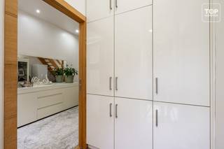 Deze instapklare woning is gelegen in de bloemekeswijk van Gent en op fietsafstand van het historisch stadscentrum. Verschillende invalswegen en het openbaar vervoer tram/bus zijn nabij. <br /><br />Deze woning is totaal gerenoveerd (2017) en heeft een EPC B. <br /><br />Je komt de woning binnen via de inkomhal die toegang biedt naar de leefruimte, met open keuken en aanpalende badkamer met toilet. Op het 1ste en 2de verdiep bevinden zich de vier slaapkamers. Er is ook nog een ruime zolderberging.<br /><br />Extra troeven<br /><br />- EPC B<br />- Elektriciteit conform<br />- Dubbel glas<br />- Gerenoveerd in 2017<br /><br />Beschikbaar bij akte. Contacteer Top Vastgoed voor een bezoek op 0475 700 700.
