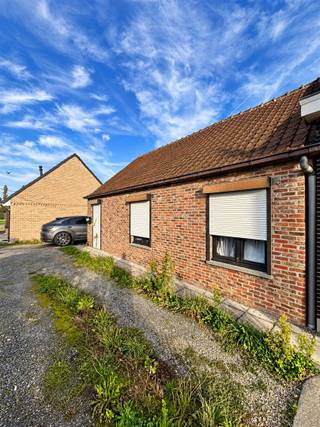 <h2><span>HOB BEBOUWING OP 467M² EN BOUWGROND VAN 415M² | RENOVATIE OF HEROPBOUW, TAL VAN MOGELIJKHEDEN!</span></h2><h2><span> </span></h2><p><span>Op zoek naar een renovatieproject met potentieel? Of eerder naar een mooi perceel om uw eigen nieuwbouwwoning te realiseren? Dan is dit absoluut een eigendom die u niet mag missen!</span></p><p><span>Deze </span><span>open bebouwing op een perceel van ca. 467 m²</span><span> biedt dankzij de gunstige perceelbreedte van ca. </span><span>12,50 meter</span><span> en een gevelbreedte van ca. </span><span>8,50 meter</span><span> tal van mogelijkheden.</span></p><p><span>De bestaande woning is </span><span>te renoveren of kan, mits de nodige vergunningen, plaatsmaken voor een volledig nieuwe woning(en)</span><span>. </span></p><p><span> </span></p><p><span>Bijkomend is er nog een bouwgrond van </span><span>ca. 415 m² (zie plan). </span></p><p><span>Het perceel is te bereiken via </span><span>een recht van doorgang</span><span>.</span></p><p><span> </span></p><p><span>U kunt hier verschillende richtingen uit: </span><span>renoveren en uitbreiden, de bestaande woning volledig naar uw hand zetten of onderzoeken welke mogelijkheden er zijn voor een nieuwbouwproject.</span></p><p><span>Een ideale opportuniteit voor wie </span><span>zelf de handen uit de mouwen wil steken</span><span> of op zoek is naar een perceel om een </span><span>nieuwe, energiezuinige droomwoning</span><span> te realiseren.</span></p><p><span> </span></p><p><span>Wacht niet te lang, want opportuniteiten als deze zijn niet onbeperkt beschikbaar!</span></p><p><span>Contacteer Immo Twins T. 052 55 55 55<span> - </span></span><span>info@immotwins.be - <span>www.immotwins.be</span></span><span> - Contacteer ons vandaag nog voor meer informatie of een bezoek ter plaatse.</span></p><p><span> </span></p>