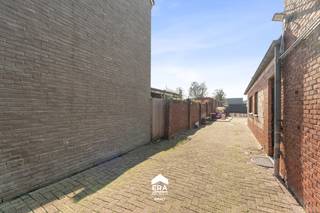 Gelegen in de Dorpsstraat in Peer, geniet dit ruime handelspand met woonst van een bijzonder centrale ligging. Dankzij de goede bereikbaarheid is...