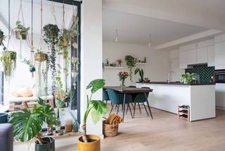 Op het eerste verdiep van dit kleinschalig gebouw vind je dit appartement 96m² dat in 2019 volledig werd vernieuwd. Geen klassieke renovatie maar een echte vernieuwbouw. Dit appartement maakt indruk met troeven als overvloedig natuurlijk licht en een moderne afwerking met hedendaags wooncomfort. Extra pluspunt: eens binnen hoor je niets van het bruisende buitenleven.<br /><br />Een open, volledig uitgeruste keuken met eiland (Siemens toestellen: koelkast, combi oven, vaatwasser en inductiekookplaat) loopt organisch over in de met licht overgoten leefruimte. Naast de keuken zit als bonus een grote berging. Het rustige terras van 6m², beschut genoeg om er ook in de koudere maanden nog in de zon te zitten. Slaapkamer één is 13m² met ingebouwde kast, de tweede is met 16m² ruim voldoende voor bed, bureau en extra kastruimte. De badkamer heeft een dubbele wastafel en inloopdouche. Apart gastentoilet.<br /><br />Afwerking & technische highlights:
<ul>
<li>Dit appartement verrast met duurzame en warme materialen</li>
<li>Prachtig houten parket</li>
<li>PVC-ramen met hoogrendementsglas</li>
<li>Hoogrendementsketel</li>
<li>Conforme elektrische installatie</li>
<li>Vernieuwbouw 2019, EPC A, lift</li>
<li>2 ruime slaapkamers: 13m² en 16m²</li>
<li>Inpandig terras: 6m²</li>
<li>Algemene kosten: 140 euro/maand</li>
<li>Kelderberging en fietsenstalling</li>
</ul>
De buurt? Dit appartement ligt middenin Borgerhout. Voor leuke dingen hoef je dus helemaal niet ver: denk aan pizza bij Graan, een paar huizen verderop. Voor koffie of brunch bij Butchers Coffee. En zodra de zon schijnt: Bar Bakeliet en Bar Chapelle, in een oude kapel met kloostertuin, een beetje verderop in de straat.<br /><br /><br />Voor meer info of een bezoek +32 3 225 00 68 of greetje@wellimmo.net