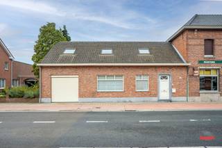 Geen zin meer in het onderhoud van dat veel te grote huis, maar is een appartement dan weer net een stapje te ver? Dit stulpje is het pérfecte alternatief: je kan volledig beneden wonen (met een gelijkvloerse slaapkamer en badkamer), maar je hebt boven nog 2 extra kamers als je toch wat meer ruimte nodig hebt. Handig voor een gezin, maar ook ideaal dus voor ons stiekem-niet-meer-zo-piepjonge publiek.<br /><br />Dit gezellige huis dateert trouwens van 2004, dus een absolute instapper. Een C-label, geen asbest en elektra goedgekeurd. Check, check, dubbelcheck!<br /><br />Indeling:<br />Geen gedoe met gemeenschappelijke delen, maar een eigen inkomhal met gastentoilet: da’s fijn binnenwandelen, toch? Verder kom je in de woonkamer met open keuken. Geen hokjesdenken, maar een luchtige, open lay-out met alle voorzieningen. <br /><br />Er is 1 slaapkamer beneden, met aansluitend de badkamer. Deze is met bad én douche, een wastafel met heel wat kasten en een toilet. Verder is er een grote berging met aansluitingen voor wassen en drogen. <br /><br />Een trapje hoger komen we bij een 2de hele grote (slaap)kamer, die meteen ook toegang geeft naar het balkon. Dus je koffietje drinken in de ochtendzon? Check!<br /><br />Aansluitend bij de slaapkamer vinden we nog een erg grote zolderkamer, dus perfect voor alle rommeltjes-die-stiekem-eigenlijk-overbodig-zijn-geworden. Hier heb je trouwens ook in no-time een 3de slaapkamer van gemaakt. <br /><br />Ook de auto slaapt trouwens droog, want je beschikt over een (extra hoge) garage. <br /><br />Er is geen tuin, maar hé…die hoef je dan ook niet te onderhouden. Het balkon op de 1ste verdieping is méér dan voldoende groot om gezellig te vertoeven.
